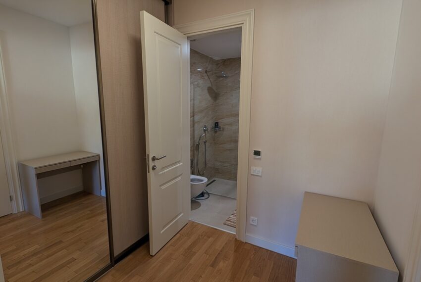 654e25c6bec795e985615ca6_35- Closet-office